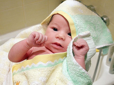 bebe dans la serviette